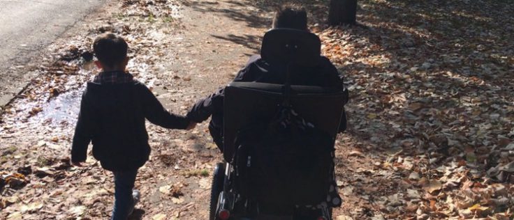 De rolstoel brak het ijs met onze adoptiezoon