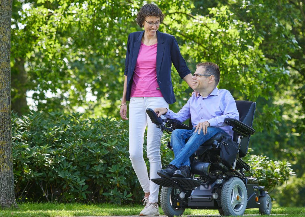 Arjo en Imke samen wandelen