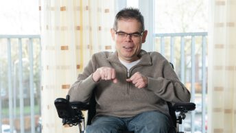 Arjo thuis aan het sporten