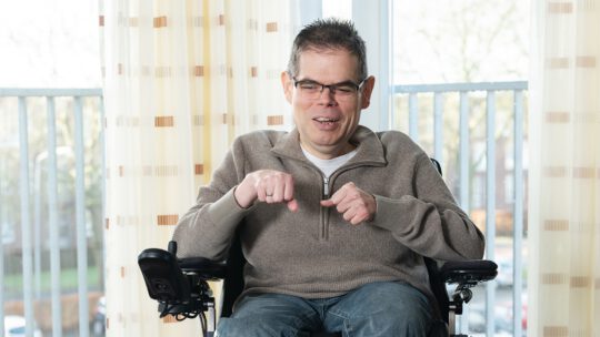 Arjo thuis aan het sporten